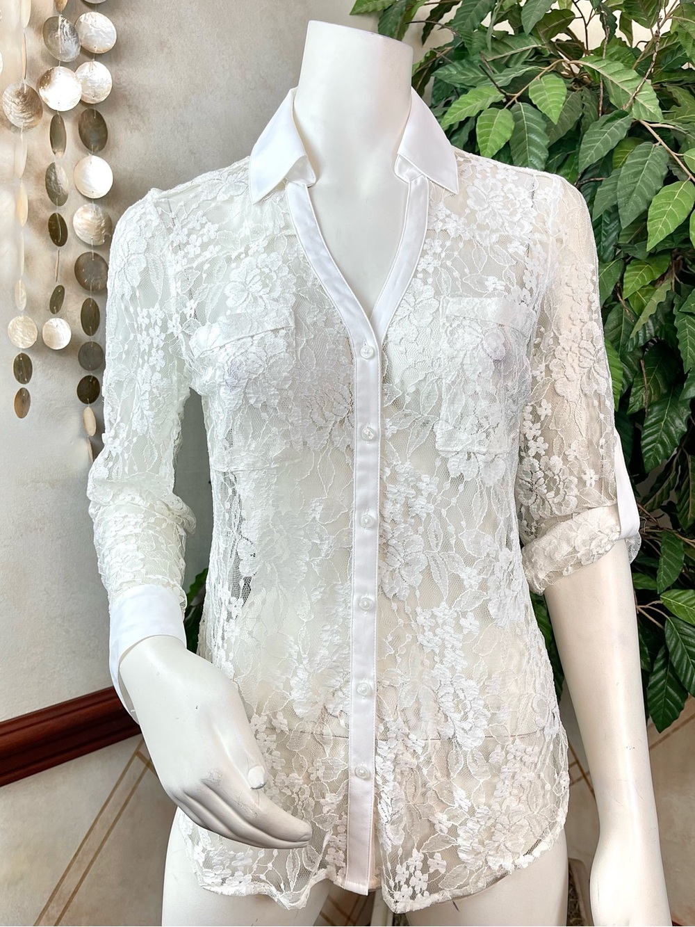 EXPRESS ECRU LACE PORTOFINO ROLL SLEEVE SHIRT - Picture 2 of 11